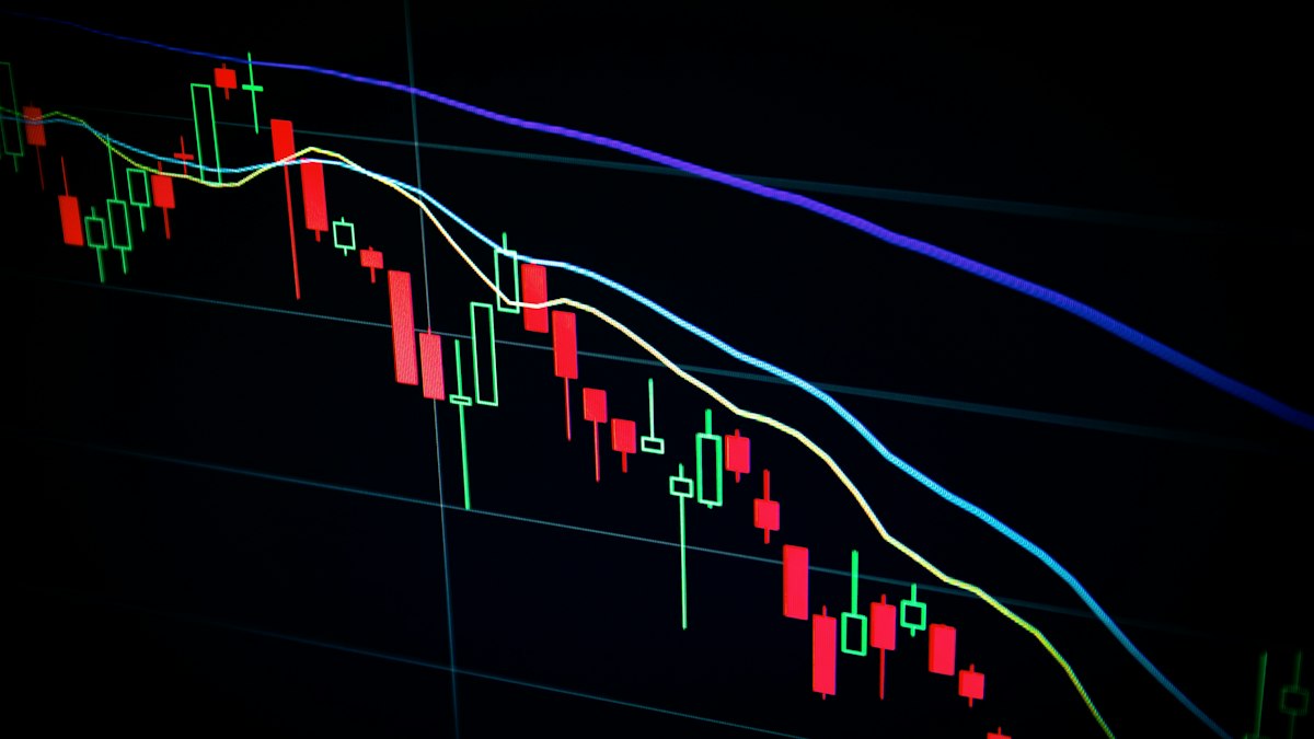 Financial chart displaying interest rate yield curves and central bank monetary indicators